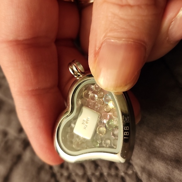 2 Pendants that open and hold small items in side - Picture 6 of 10